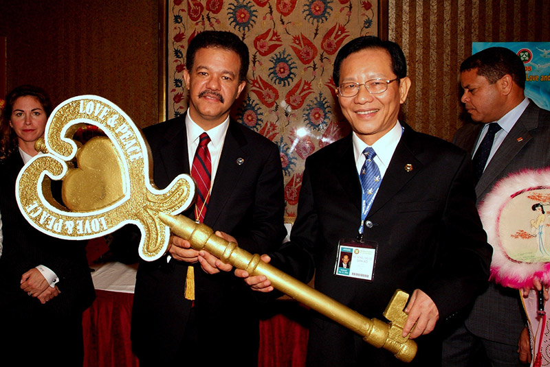 <b>World Summit of Love and Peace</b><br>
President of Dominican Republic took part in the Summit of Love and Peace and turned the key to the world together with Dr. Hong in 2005