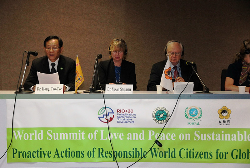 <b>World Summit of Love and Peace</b><br>
President of Dominican Republic took part in the Summit of Love and Peace and turned the key to the world together with Dr. Hong in 2005